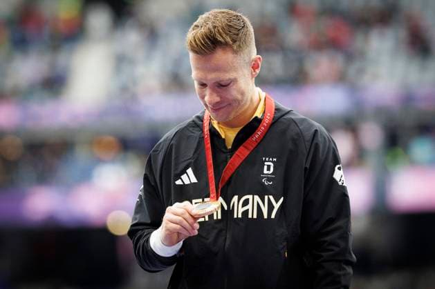 Paralympics (Para Leichtathletik); Paris, 05.09.2024 Siegerehrung mit GOLD für REHM Markus (T64 GER Para Leichtathletik) und Tränen in den Augen, Weitsprung, long jump, ; Paralympics (Para Leichtathletik) am 05.09.2024 im Stade de France in Paris (Frankreich). Copyright: xBEAUTIFULxSPORTS AxelxKohringx