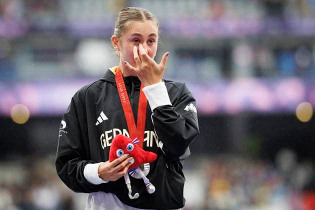 Sport Bilder des Tages Paralympics (Para Leichtathletik); Paris, 05.09.2024 Tränen bei Überraschungs-Silber: MOOS Nele (T38 GER Para Leichtathletik), Weitsprung, long jump, ; Paralympics (Para Leichtathletik) am 05.09.2024 im Stade de France in Paris (Frankreich). Copyright: xBEAUTIFULxSPORTS AxelxKohringx