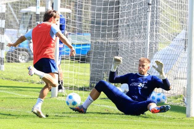 DEU, DFL, 2. FBL Hertha BSC, Training, 05.09.2024, Sportforum, Berlin, DEU, DFL, 2. FBL Hertha BSC, Training, im Bild Michal Karbownik (Hertha BSC Berlin 33), Tim Goller (Hertha BSC Berlin 43) DFL - regulations prohibit any use of Photographs as image sequences and or quasi-video Foto: Juergen Engler nordphoto GmbH