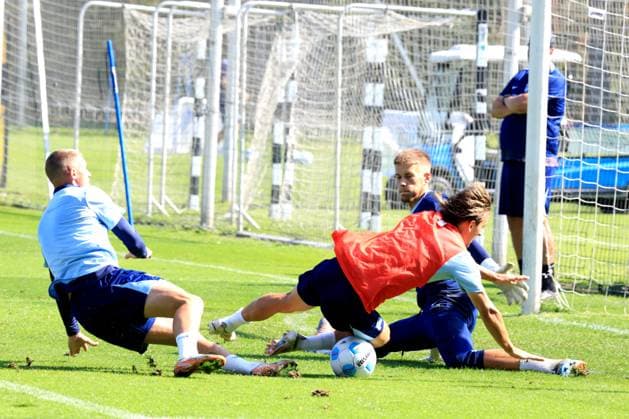 DEU, DFL, 2. FBL Hertha BSC, Training, 05.09.2024, Sportforum, Berlin, DEU, DFL, 2. FBL Hertha BSC, Training, im Bild Michal Karbownik (Hertha BSC Berlin 33), Tim Goller (Hertha BSC Berlin 43), Michael Cuisance (Hertha BSC Berlin 27) DFL - regulations prohibit any use of Photographs as image sequences and or quasi-video Foto: Juergen Engler nordphoto GmbH