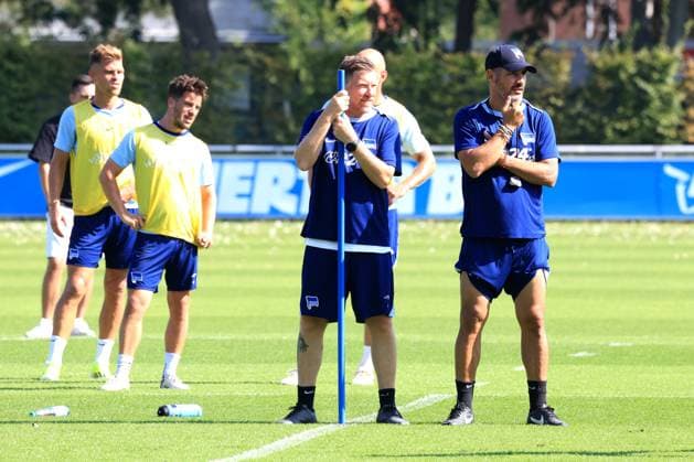 DEU, DFL, 2. FBL Hertha BSC, Training, 05.09.2024, Sportforum, Berlin, DEU, DFL, 2. FBL Hertha BSC, Training, im Bild Cheftrainer Cristian Fiel (Hertha BSC Berlin), Andreas Zecke Neuendorf (Hertha BSC), Diego Demme (Hertha BSC Berlin 6), Luca Schuler (Hertha BSC Berlin 18) DFL - regulations prohibit any use of Photographs as image sequences and or quasi-video Foto: Juergen Engler nordphoto GmbH