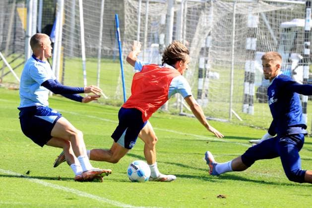DEU, DFL, 2. FBL Hertha BSC, Training, 05.09.2024, Sportforum, Berlin, DEU, DFL, 2. FBL Hertha BSC, Training, im Bild Michal Karbownik (Hertha BSC Berlin 33), Tim Goller (Hertha BSC Berlin 43), Michael Cuisance (Hertha BSC Berlin 27) DFL - regulations prohibit any use of Photographs as image sequences and or quasi-video Foto: Juergen Engler nordphoto GmbH