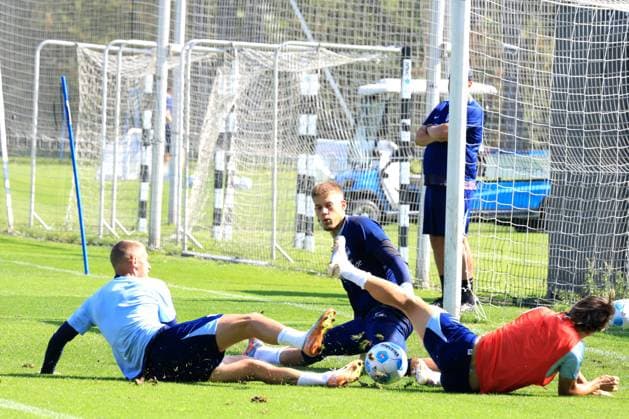 DEU, DFL, 2. FBL Hertha BSC, Training, 05.09.2024, Sportforum, Berlin, DEU, DFL, 2. FBL Hertha BSC, Training, im Bild Michal Karbownik (Hertha BSC Berlin 33), Tim Goller (Hertha BSC Berlin 43), Michael Cuisance (Hertha BSC Berlin 27) DFL - regulations prohibit any use of Photographs as image sequences and or quasi-video Foto: Juergen Engler nordphoto GmbH