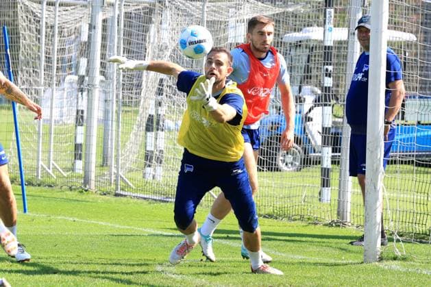 DEU, DFL, 2. FBL Hertha BSC, Training, 05.09.2024, Sportforum, Berlin, DEU, DFL, 2. FBL Hertha BSC, Training, im Bild Marius Gersbeck (Hertha BSC Berlin 35), Jonjoe Kenny (Hertha BSC Berlin 16) DFL - regulations prohibit any use of Photographs as image sequences and or quasi-video Foto: Juergen Engler nordphoto GmbH