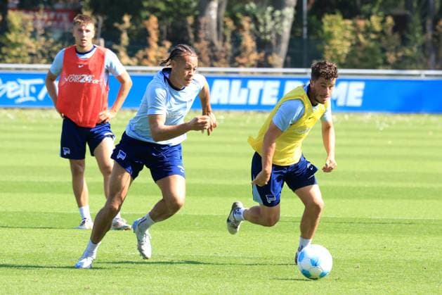 DEU, DFL, 2. FBL Hertha BSC, Training, 05.09.2024, Sportforum, Berlin, DEU, DFL, 2. FBL Hertha BSC, Training, im Bild Derry Scherhant (Hertha BSC Berlin 39), Diego Demme (Hertha BSC Berlin 6) DFL - regulations prohibit any use of Photographs as image sequences and or quasi-video Foto: Juergen Engler nordphoto GmbH