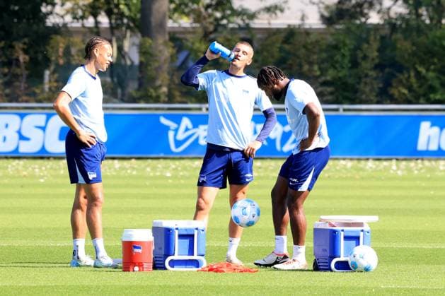 DEU, DFL, 2. FBL Hertha BSC, Training, 05.09.2024, Sportforum, Berlin, DEU, DFL, 2. FBL Hertha BSC, Training, im Bild Hertha-Spielerkreis, Derry Scherhant (Hertha BSC Berlin 39), Michael Cuisance (Hertha BSC Berlin 27), Deyovaisio Zeefuik (Hertha BSC Berlin 42) DFL - regulations prohibit any use of Photographs as image sequences and or quasi-video Foto: Juergen Engler nordphoto GmbH
