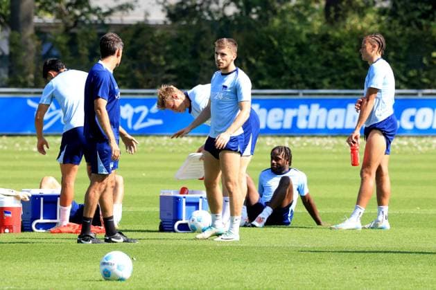 DEU, DFL, 2. FBL Hertha BSC, Training, 05.09.2024, Sportforum, Berlin, DEU, DFL, 2. FBL Hertha BSC, Training, im Bild nach dem Training, Jonjoe Kenny (Hertha BSC Berlin 16), Deyovaisio Zeefuik (Hertha BSC Berlin 42), Derry Scherhant (Hertha BSC Berlin 39), Co-Trainer Jaime Monroy (Hertha BSC Berlin) DFL - regulations prohibit any use of Photographs as image sequences and or quasi-video Foto: Juergen Engler nordphoto GmbH