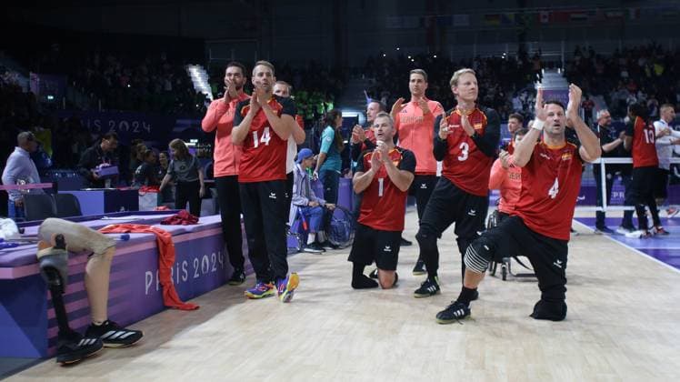 Paris , Paralympics , Sitzvolleyball , Deutschland vs. Bosnien-Herzegowina , von links: Torben Schiewe Alexander Schiffler Thomas renger Heiko Wiesenthal ( GER )