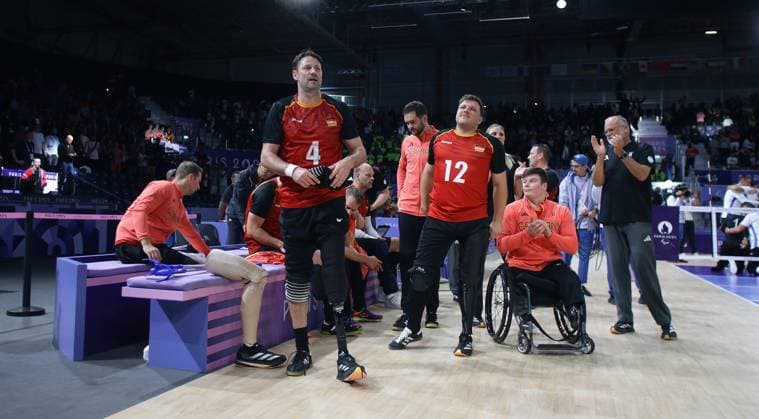 Paris , Paralympics , Sitzvolleyball , Deutschland vs. Bosnien-Herzegowina , Enttäuschung Deutschland , von links: Heiko Wiesenthal Mathis Sigler ( GER )