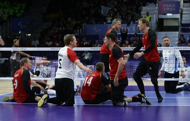 Paris , Paralympics , Sitzvolleyball , Deutschland vs. Bosnien-Herzegowina , Enttäuschung Deutschland , vorne von links: Stefan Hähnlein Heiko Wiesenthal