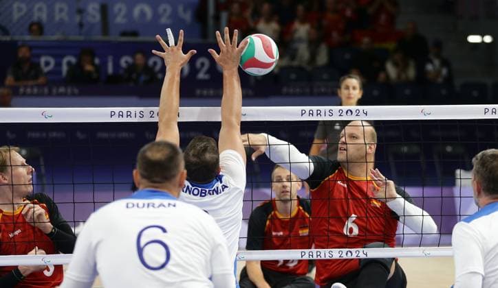 Paris , Paralympics , Sitzvolleyball , Deutschland vs. Bosnien-Herzegowina , Dominik Albrecht ( GER )