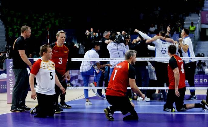 Paris , Paralympics , Sitzvolleyball , Deutschland vs. Bosnien-Herzegowina , Enttäuschung Deutschland , von links: Stefan Hhnlein Thomas Renger Alexander Schiffler Heiko Wiesenthal