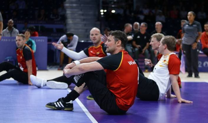 Paris , Paralympics , Sitzvolleyball , Deutschland vs. Bosnien-Herzegowina , Heiko Wiesenthal ( GER ) , Enttäuschung