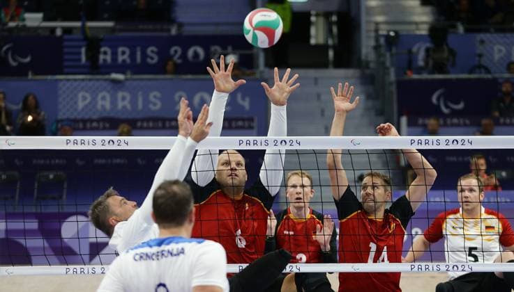 Paris , Paralympics , Sitzvolleyball , Deutschland vs. Bosnien-Herzegowina , von links: Dominik Albrecht Torben Schiewe ( GER )