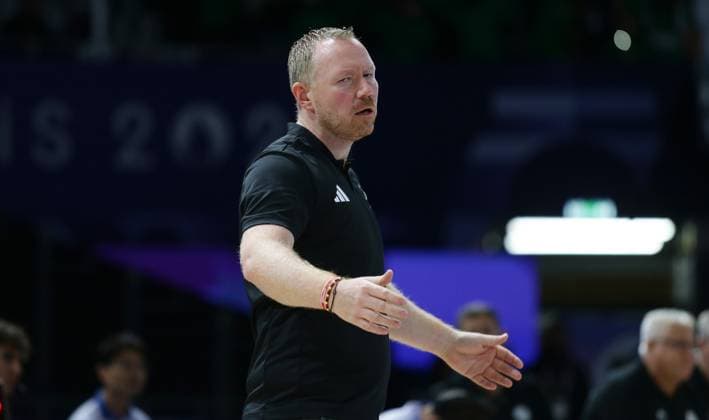 Paris , Paralympics , Sitzvolleyball , Deutschland vs. Bosnien-Herzegowina , Trainer Christoph Herzog ( GER )