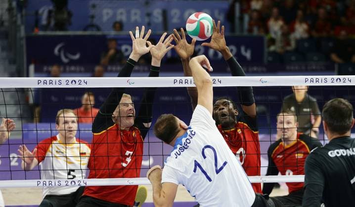 Paris , Paralympics , Sitzvolleyball , Deutschland vs. Bosnien-Herzegowina , hinten von links; Thomas Renger Francis Tonleu ( GER )