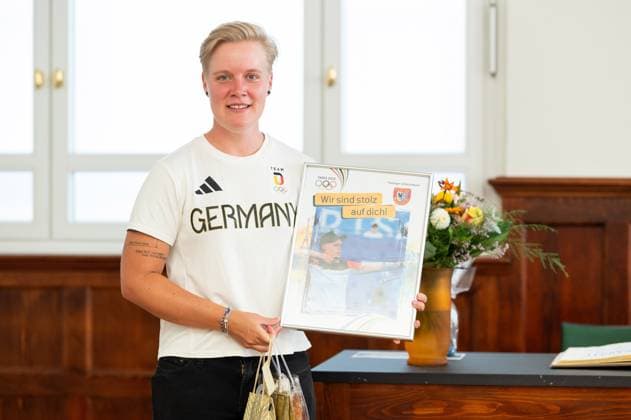 Sport Themen der Woche KW36 Sport Bilder des Tages Feierlichen Empfang der Silbermedaillen-Gewinnerin Olympia Paris 2024 im Bogenschießen im Mixed-Wettbewerb Michelle Kroppen vom SV GutsMuths Jena mit Eintragung ins Goldene Buch der Stadt Jena. Bogenschützin Michelle Kroppen bekam ein Präsent vom Thüringer Schützenbund Volkshaus Jena *** Ceremonial reception for the silver medal winner of the Paris 2024 Olympics in archery in the mixed competition Michelle Kroppen from SV GutsMuths Jena with entry in the Golden Book of the City of Jena Archer Michelle Kroppen received a gift from the Thuringian Archery Association Volkshaus Jena
