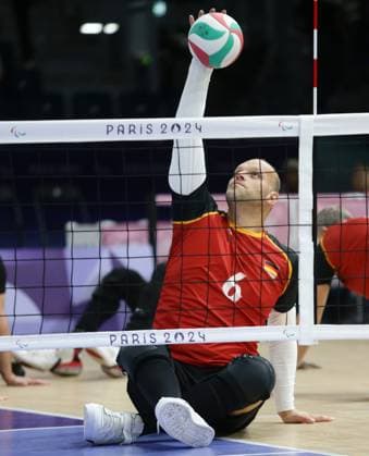 Paris , Paralympics , Sitzvolleyball , Deutschland vs. Bosnien-Herzegowina , Dominik Albrechts ( GER )