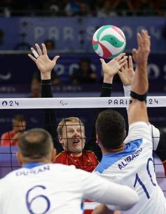 Paris , Paralympics , Sitzvolleyball , Deutschland vs. Bosnien-Herzegowina , Thomas Renger ( GER )