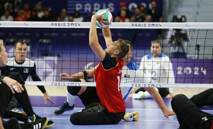 Paris , Paralympics , Sitzvolleyball , Deutschland vs. Bosnien-Herzegowina , Torben Schiewe ( GER )