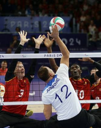 Paris , Paralympics , Sitzvolleyball , Deutschland vs. Bosnien-Herzegowina , von links: Thomas Renger Francis Tonleu ( GER )