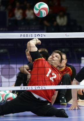 Paris , Paralympics , Sitzvolleyball , Deutschland vs. Bosnien-Herzegowina , Mathis Tikger ( GER )
