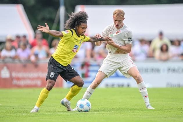 Sport Themen der Woche KW36 Sport Bilder des Tages Dinkelscherben, Deutschland, 05.09.24: Jayden Nelson (SSV Ulm 1846 Fussball) und Tim Breithaupt (FC Augsburg) im Zweikampf waehrend des Friedly Match Spiels zwischen dem FC Augsburg vs SSV 1846 Ulm Fussball in der GW-TEC Arena am 05. September 2024 in Dinkelscherben, Deutschland. (Foto von Harry Langer DeFodi Images) Dinkelscherben, Germany, 05.09.24: Jayden Nelson (SSV Ulm 1846 Fussball) und Tim Breithaupt (FC Augsburg) battle for the ball during the Friedly Match match between FC Augsburg vs SSV 1846 Ulm Fussball at GW-TEC Arena on September 5, 2024 in Dinkelscherben, Germany. (Photo by Harry Langer DeFodi Images) (Photo by Harry Langer DeFodi Images) Defodi-541_FCHFCA240901_008 *** Dinkelscherben, Germany, 05 09 24 Jayden Nelson SSV Ulm 1846 Fussball and Tim Breithaupt FC Augsburg battle for the ball during the Friedly Match match between FC Augsburg vs SSV 1846 Ulm Fussball at GW TEC Arena on 05 September 2024 in Dinkelscherben, Germany Photo by Harry Langer DeFodi Images Dinkelscherben, Germany, 05 09 24 Jayden Nelson SSV Ulm 1846 Fussball and Tim Breithaupt FC Augsburg battle for the ball during the Friedly Match match between FC Augsburg vs SSV 1846 Ulm Fussball at GW TEC Arena on September 5, 2024 in Dinkelscherben, Germany Photo by Harry Langer DeFodi Images Photo by Harry Langer DeFodi Images Defodi 541 FCHFCA240901 008 Defodi-541