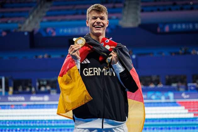 Bilder des Jahres 2024, Sport 09 September Sport Themen der Woche KW36 Sport Bilder des Tages Paralympics (Para Schwimmen); Paris, 05.09.2024 ENGEL Taliso (S13 GER Para Schwimmen) gewinnt Gold, Paralympics (Para Schwimmen) am 05.09.24 in der La Defense Arena in Paris (Frankreich). *** Paralympics Para Swimming Paris, 05 09 2024 ENGEL Taliso S13 GER Para Swimming wins gold, Paralympics Para Swimming on 05 09 24 at La Defense Arena in Paris France Copyright: xBEAUTIFULxSPORTS B.Hoffmannx