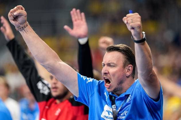 Filip Jicha (Trainer, Cheftrainer, THW), Einzelbild, Einzelfoto, Aktion, Action , jubelt über ein Tor, Jubel, jubeln, Torjubel, Torerfolg, celebrate the goal, goal, celebration, jubelt ueber das Tor, Freuen, Freude, freut sich, optimistisch, positiv, Spielszene, Highlight, Einzelbild, Action, Aktion, 05.09.2024, Mannheim (Deutschland), Handball, Bundesliga, Rhein-Neckar Löwen - THW Kiel *** Filip Jicha coach, head coach, THW , single picture, single photo, action, action , cheers over a goal, cheer, cheering, goal celebration, celebrate the goal, goal, celebration, cheers over the goal, rejoicing, joy, rejoices, optimistic, positive, game scene, highlight, single picture, action, 05 09 2024, Mannheim Germany , Handball, Bundesliga, Rhein Neckar Löwen THW Kiel xozx