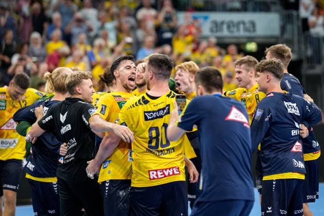 Sport Themen der Woche KW36 Spieler der Rhein-Neckar-Löwen, in der Mitte mit Ivan Martinovic (RNL, 5), Jubel nach dem Schlusspfiff, Freude über den Sieg, Sieger, Gewinner, jubelt, jubeln, fröhlich, positiv, freut sich, freuen, optimistisch, Highlight, Action, Aktion, 05.09.2024, Mannheim (Deutschland), Handball, Bundesliga, Rhein-Neckar Löwen - THW Kiel *** Rhein Neckar Löwen players, in the middle with Ivan Martinovic RNL, 5 , cheering after the final whistle, joy about the victory, winner, winners, cheers, cheering, cheerful, positive, happy, rejoicing, optimistic, highlight, action, 05 09 2024, Mannheim Germany , Handball, Bundesliga, Rhein Neckar Löwen THW Kiel xozx