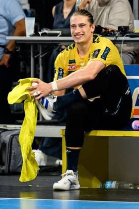 Mannheim, 05. September 2024: HBL - 24 25 - Rhein-Neckar Loewen vs. THW Kiel Juri Knorr (Loewen) trocknet die rutschigen Schuhe Mannheim SAP Arena Baden-Württemberg Deutschland