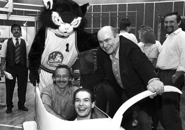 Archivbilder der Woche SPORT KW36 Sportfest_Schloßteichhalle 24.04.1995, Chemnitz, Sportfest in der Schloßteichhalle, viele prominente und erfolgreiche Sportlerinnen und Sportler kamen zum Foto- und Autogrammtermin. vl im Schlitten: Eiskunstläufer Jan Hoffmann und Katarina Witt, rechts Sportreporter Heinz-Florian Oertel Chemnitz Sachsen BRD *** Sports festival Schloßteichhalle 24 04 1995, Chemnitz, sports festival in the Schloßteichhalle, many prominent and successful athletes came to the photo and autograph session vl in the sled figure skater Jan Hoffmann and Katarina Witt, right sports reporter Heinz Florian Oertel Chemnitz Saxony FRG