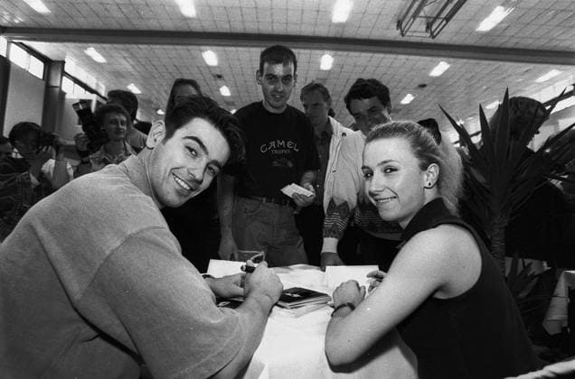 Archivbilder der Woche SPORT KW36 Sportfest_Schloßteichhalle 24.04.1995, Chemnitz, Sportfest in der Schloßteichhalle, viele prominente und erfolgreiche Sportlerinnen und Sportler kamen zum Foto- und Autogrammtermin. vl: Ingo Steuer und Mandy Wötzel, Eiskunstlauf Paarlauf Chemnitz Sachsen BRD *** Sports festival Schloßteichhalle 24 04 1995, Chemnitz, sports festival in the Schloßteichhalle, many prominent and successful athletes came to the photo and autograph session vl Ingo Steuer and Mandy Wötzel, figure skating pairs Chemnitz Saxony BRD