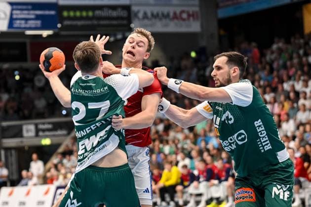 Sport Themen der Woche KW36 Sport Bilder des Tages Goeppingen, Deutschland, 06.09.24: Oskar Sunnefeldt (FRISCH AUF! Göppingen), Moritz Sauter (Handball Verein Hamburg) und Josip Sarac (FRISCH AUF! Göppingen) im Zweikampf waehrend des Daikin Handball Bundesliga Spiels zwischen FRISCH AUF! Goeppingen vs Handball Sport Verein Hamburg in der EWS Arena am 06. September 2024 in Goeppingen, Deutschland. (Foto von Harry Langer DeFodi Images) Goeppingen, Germany, 06.09.24: Oskar Sunnefeldt (FRISCH AUF! Göppingen), Moritz Sauter (Handball Sport Verein Hamburg) und Josip Sarac (FRISCH AUF! Göppingen) battle for the ball during the Daikin Handball Bundesliga match between FRISCH AUF! Goeppingen vs Handball Sport Verein Hamburg at EWS Arena on September 6, 2024 in Goeppingen, Germany. (Photo by Harry Langer DeFodi Images) (Photo by Harry Langer DeFodi Images) Defodi-541_FAGHSV240906_005 *** Goeppingen, Germany, 06 09 24 Oskar Sunnefeldt FRISCH AUF Göppingen , Moritz Sauter Handball Sport Verein Hamburg and Josip Sarac FRISCH AUF Göppingen in a duel during the Daikin Handball Bundesliga match between FRISCH AUF Goeppingen vs Handball Sport Verein Hamburg at EWS Arena on September 06, 2024 in Goeppingen, Germany Photo by Harry Langer DeFodi Images Goeppingen, Germany, 06 09 24 Oskar Sunnefeldt FRISCH AUF Goeppingen , Moritz Sauter Handball Sport Verein Hamburg and Josip Sarac FRISCH AUF Goeppingen battle for the ball during the Daikin Handball Bundesliga match between FRISCH AUF Goeppingen vs Handball Sport Verein Hamburg at EWS Arena on September 6, 2024 in Goeppingen, Germany Photo by Harry Langer DeFodi Images Photo by Harry Langer DeFodi Images Defodi 541 FAGHSV240906 005 Defodi-541