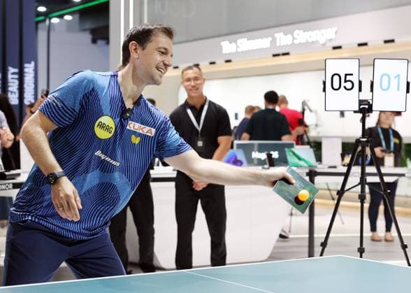 Bilder des Jahres 2024, Sport 09 September Sport Themen der Woche KW36 Sport Bilder des Tages 06.09.2024, Berlin - Deutschland. IFA, Tischtennisspieler Timo Boll tauscht den Schläger gegen ein Handy von Honor für ein kleines Match. *** 06 09 2024, Berlin Germany IFA, table tennis player Timo Boll swaps his racket for a cell phone from Honor for a small match