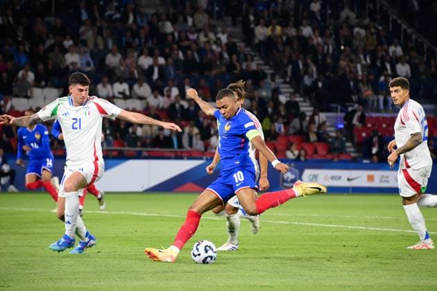 Kylian Mbappe ( 10 - France ) during the Nations League match between France and Italy at Parc des Princes on September 06, 2024 in Paris, France. ( Photo by federico pestellini panoramic ) - FOOTBALL : France vs Italie - Ligue des Nations - 06 09 2024 FedericoPestellini Panoramic 