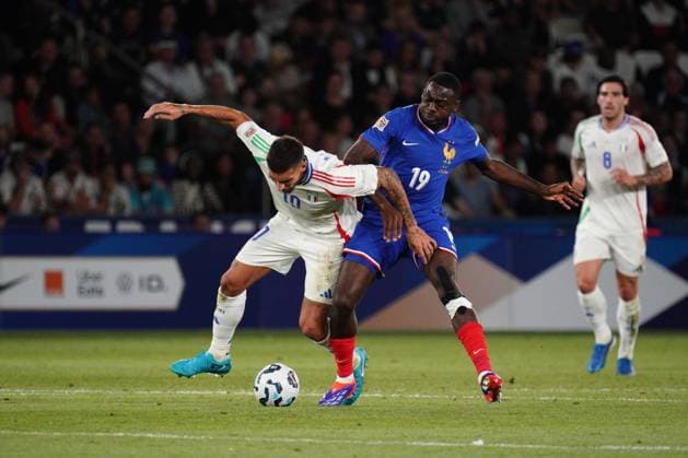 Lorenzo Pellegrini of Italy is tackled by Youssouf Fofana of France France v Italy, UEFA Nations League, League A, Group 2, Football, Stade de France, Paris, France, UK, 06 Sep 2024 EDITORIAL USE ONLY No use with unauthorised audio, video, data, fixture lists, club league logos or live services. Online in-match use limited to 120 images, no video emulation. No use in betting, games or single club league player publications. Copyright: xDavexWinter Shutterstockx 14700274am