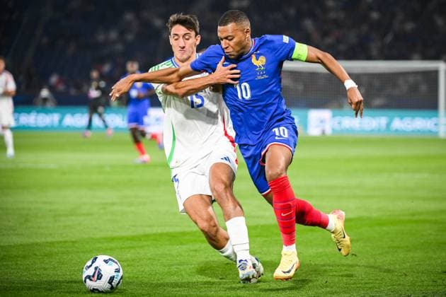 September 6, 2024, Paris, France, France: Andrea CAMBIASO of Italy and Kylian MBAPPE of France during the UEFA Nations League, League A - Group 2 football match between France and Italy at Parc des Princes Stadium on September 06, 2024 in Paris, France. Paris France - ZUMAm308 20240906_zsp_m308_003 Copyright: xMatthieuxMirvillex