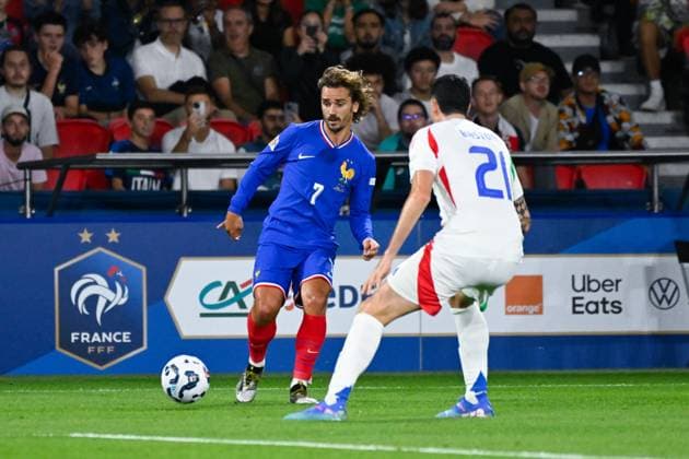 Antoine Griezmann ( 7 - France ) and Bastoni ( 21 - Italy ) during the Nations League match between France and Italy at Parc des Princes on September 06, 2024 in Paris, France. ( Photo by federico pestellini panoramic ) - FOOTBALL : France vs Italie - Ligue des Nations - 06 09 2024 FedericoPestellini Panoramic 