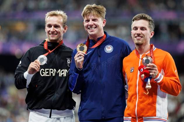 Sport Themen der Woche KW36 Sport Bilder des Tages Paralympics (Para Leichtathletik); Paris, 06.09.2024 GOLD: WOODHALL Hunter (T62 USA) SILBER: FLOORS Johannes (T62 GER) BRONZE: HENDRIKS Olivier (T62 NED) Paralympics (Para Leichtathletik) am 06.09.2024 im Stade de France in Paris (Frankreich). *** Paralympics Para Athletics Paris, 06 09 2024 GOLD WOODHALL Hunter T62 USA SILVER FLOORS Johannes T62 GER BRONZE HENDRIKS Olivier T62 NED Paralympics Para Athletics on 06 09 2024 at the Stade de France in Paris France Copyright: xBEAUTIFULxSPORTS AxelxKohringx