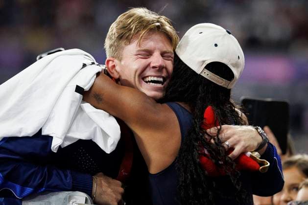 Bilder des Jahres 2024, Sport 09 September Paralympics (Para Leichtathletik); Paris, 06.09.2024 Weitsprung-Olympiasiegerin Tara Davis-Woodhall feiert mit ihrem Mann, Paralympics 400m-Sieger (T62), Hunter Woodhall; Paralympics (Para Leichtathletik) am 06.09.2024 im Stade de France in Paris (Frankreich). *** Paralympics Para Athletics Paris, 06 09 2024 Olympic long jump champion Tara Davis Woodhall celebrates with her husband, Paralympics 400m winner T62 , Hunter Woodhall Paralympics Para Athletics on 06 09 2024 at the Stade de France in Paris France Copyright: xBEAUTIFULxSPORTS AxelxKohringx