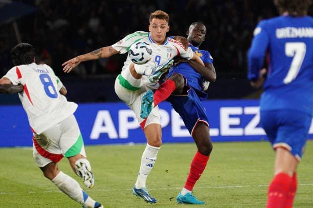 Mateo Retegui of Italy and Ibrahima Konate of France France v Italy, UEFA Nations League, League A, Group 2, Football, Stade de France, Paris, France, UK, 06 Sep 2024 EDITORIAL USE ONLY No use with unauthorised audio, video, data, fixture lists, club league logos or live services. Online in-match use limited to 120 images, no video emulation. No use in betting, games or single club league player publications. Copyright: xDavexWinter Shutterstockx 14700274bd