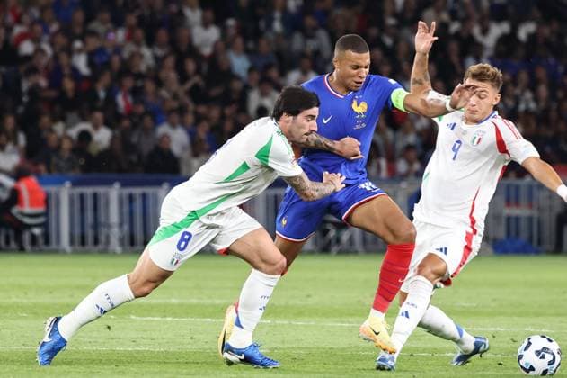 France - Italie PHOTOPQR LE PARISIEN LP Fred Dugit ; Paris ; 06 09 2024 ; Sports Parc des Princes à Paris (XVIe), le 06 09 2024 Match de football de Ligue des nations France-Italie Sandro Tonali, Kylian Mbappe, Mateo Retegui LP Fred Dugit Football match between France and Italy at the Parc des Princes in Paris on September 6, 2024.