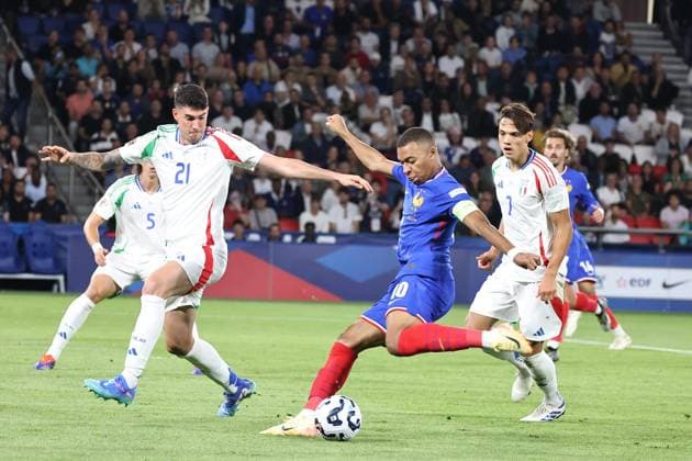 France - Italie PHOTOPQR LE PARISIEN LP Fred Dugit ; Paris ; 06 09 2024 ; Sports Parc des Princes à Paris (XVIe), le 06 09 2024 Match de football de Ligue des nations France-Italie Alessandro Bastoni, Kylian Mbappé, Samuele Ricci LP Fred Dugit Football match between France and Italy at the Parc des Princes in Paris on September 6, 2024.