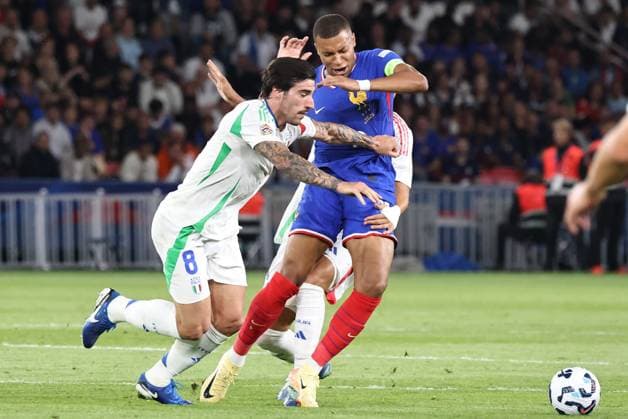 France - Italie PHOTOPQR LE PARISIEN LP Fred Dugit ; Paris ; 06 09 2024 ; Sports Parc des Princes à Paris (XVIe), le 06 09 2024 Match de football de Ligue des nations France-Italie Sandro Tonali, Kylian Mbappe LP Fred Dugit Football match between France and Italy at the Parc des Princes in Paris on September 6, 2024.