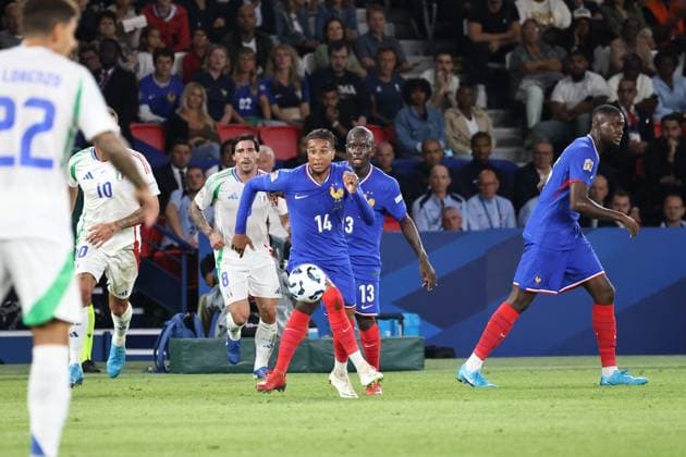 France - Italie PHOTOPQR LE PARISIEN LP Fred Dugit ; Paris ; 06 09 2024 ; Sports Parc des Princes à Paris (XVIe), le 06 09 2024 Match de football de Ligue des nations France-Italie Michael Olise , N golo Kante LP Fred Dugit Football match between France and Italy at the Parc des Princes in Paris on September 6, 2024.