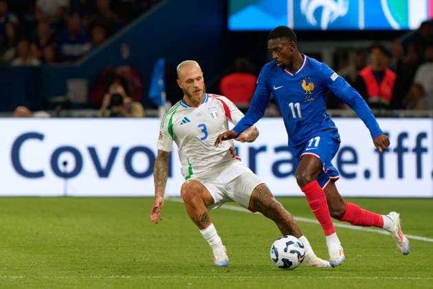 Paris: Federico Dimarco of Italy in action against Ousmane Dembele of France during France vs Italy, Football UEFA Nations Leage match in Paris, France, September 06 2024 - UEFA Nations League - France vs Italy  - ZUMAp169 20240906_zsa_p169_782 Copyright: xEmmanuelexMastrodonato IPAxSportx