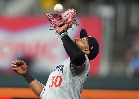 SEP 6, 2024: Minnesota Twins first base Carlos Santana (30) makes a catch for an out at Kauffman Stadium Kansas City, Missouri. CSM. Kansas City United States - ZUMAc04_ 20240906_zma_c04_029 Copyright: xJonxRobichaudx
