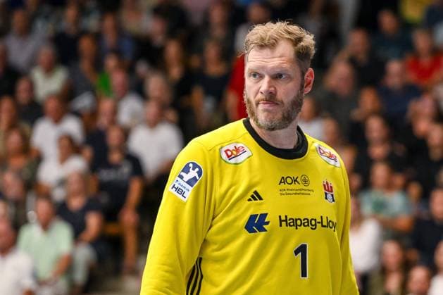 Goeppingen, Deutschland, 06.09.24: Torwart Johannes Bitter (Handball Verein Hamburg) Schaut waehrend des Daikin Handball Bundesliga Spiels zwischen FRISCH AUF! Goeppingen vs Handball Sport Verein Hamburg in der EWS Arena am 06. September 2024 in Goeppingen, Deutschland. (Foto von Harry Langer DeFodi Images) Goeppingen, Germany, 06.09.24: Torwart Johannes Bitter (Handball Sport Verein Hamburg) Looks on during the Daikin Handball Bundesliga match between FRISCH AUF! Goeppingen vs Handball Sport Verein Hamburg at EWS Arena on September 6, 2024 in Goeppingen, Germany. (Photo by Harry Langer DeFodi Images) (Photo by Harry Langer DeFodi Images) Defodi-541_FAGHSV240906_171