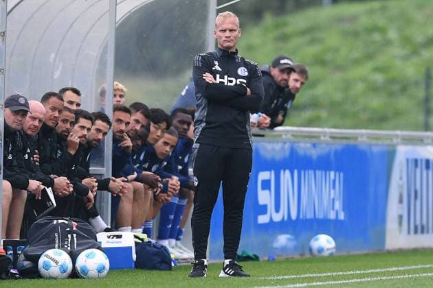 Fußball Testspiel FC Schalke 04 - NAC Breda am 04.09.2024 im Parkstadion in Gelsenkirchen Karel Geraerts ( Trainer Cheftrainer Schalke ) *** Soccer test match FC Schalke 04 NAC Breda on 04 09 2024 at the Parkstadion in Gelsenkirchen Karel Geraerts Coach Head Coach Schalke xRx